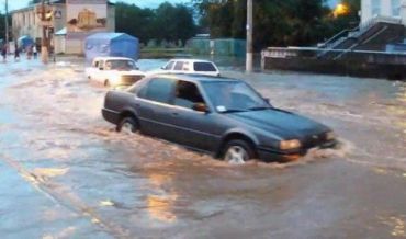 На Закарпатье дождливый весенний паводок "спрятал" дороги