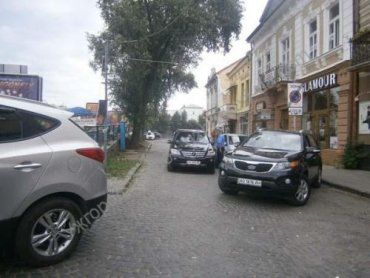 В Ужгороде на площади Петефи парковать автомобили негде !