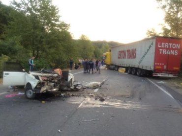 Около пгт Чинадиево лоб в лоб столкнулись 2 автомобиля огромная фура и ВАЗ-2107