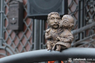 Скульптурка Михаила Колодко - уже 26-й мини-памятник в Ужгороде