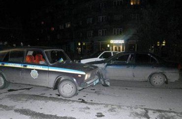 В Закарпатье иномарка на словацких номерах едва не порвала авто ГАИшника