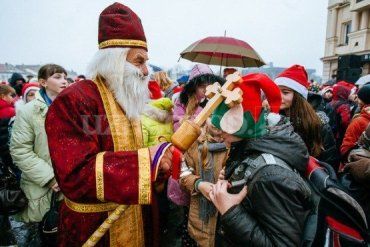 Сотни помощников чудотворца собрались в Ужгороде на пл.Театральной