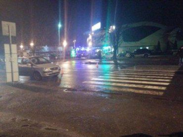 В Ужгороде неизвестный автомобиль сбил пешехода около супермаркета "Сильпо"