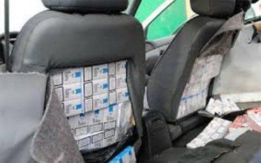 Закарпатские таможенники путем демонтажа сиденья в VW Golf обнаружили сигареты