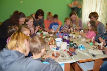 Мастер-класс по росписи писанок для детей-переселенцев в Ужгороде