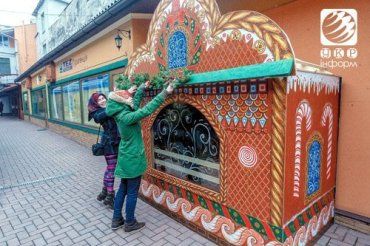 Художницы расписывают рождественскую шопку в Ужгороде