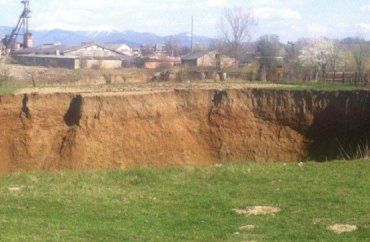 В Солотвино 16 апреля новый массив грунта ушел под землю