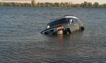 На Оболони в Днепре утонул новенький джип Toyota RAV 4