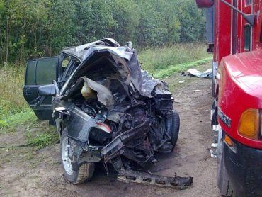 Лобовое столкновение Opel с грузовиком в Смоленске