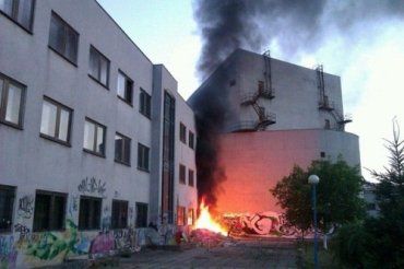 В Ужгороде у стен здания ПАДИЮНа загорелась свалка мусора