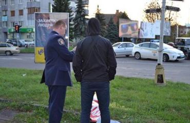 В Ужгороде задержали молодых ребят, которые повредили агитплакат