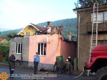 В Рахове в результате пожара повреждены два жилых дома