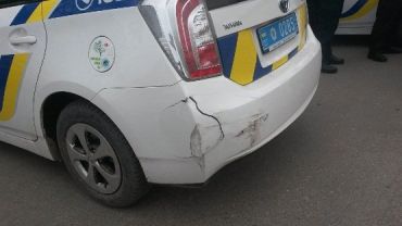 В небольшой аварии в Ужгороде пострадало авто полицейских