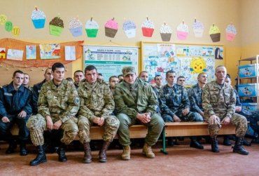 В Ужгороде школьники подарили украинским бойцам 300 экземпляров своей книги
