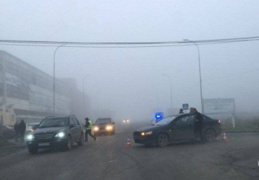 На дороге в тумане встретились две иномарки Mitsubishi и Volkswagen Golf