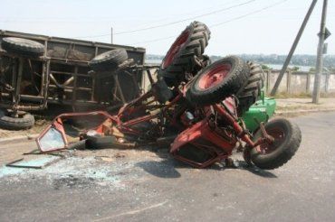 На Закарпатье перевернулся трактор с дровами, водитель погиб