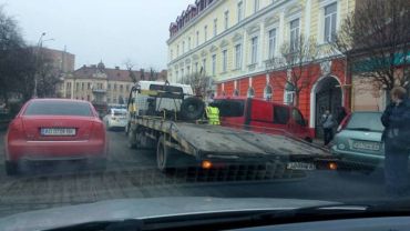 В Ужгороде на площадь Петефи выехал эвакуатор: новая полиция уже заработала