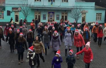 На Театральной площади в Ужгороде состоялся новогодний флешмоб