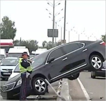 Lexus на отбойнике собрал зевак из разных уголков Киева