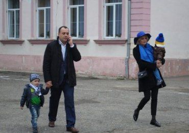 Владимир Чубирко пришел на избирательный участок вместе с женой и детьми