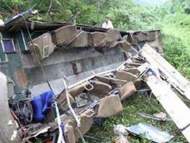Проходя сложный горный участок в уезде Наньцзян, автобус рухнул в ущелье глубиной около ста метров