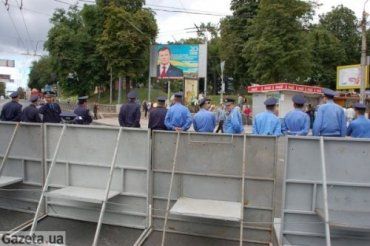 В день независимости Янукович оградился от народа забором