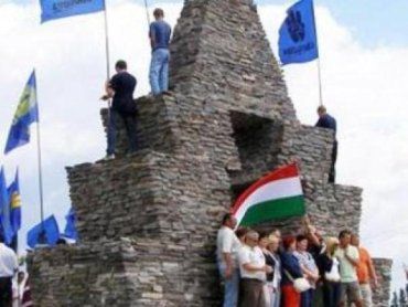 На Верецком перевале осквернили священный памятный знак венгров