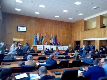 На сессии Ужгородского городского совета сегодня собрались 38 депутатов