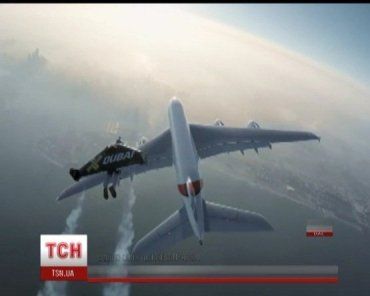 Невероятный трюк на высоте 1200 м сняли на видео с другого самолета