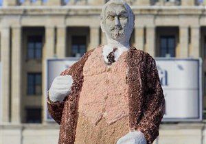 В Румынии установили трехметровый памятник Ленину из шоколада