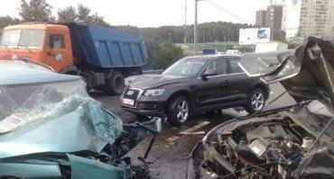 ДТП в Москве: Сitroen выехал на встречку и разбил 4 авто