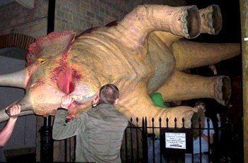 В Британии пьяные студенты украли динозавра