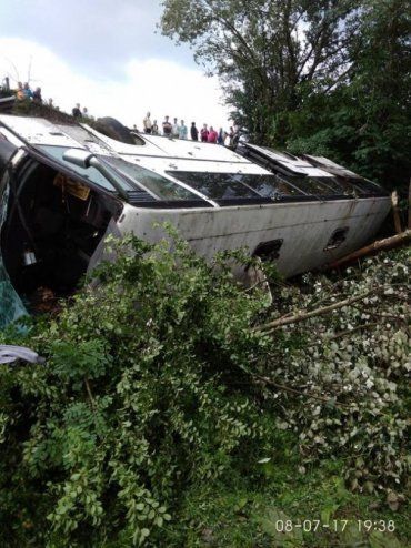 ДТП на Тернопільщині: автобус з коломийськими туристами впав у прірву