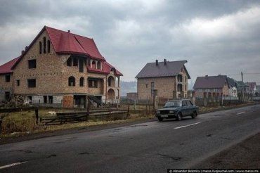 Блоггера поразили недостроенные дома-дворцы вдоль трассы в Закарпатской Рублевке