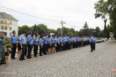 Шикування міліціонерів в Ужгороді
