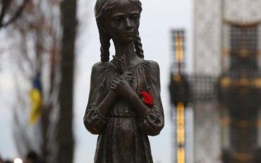 В Конотопе вандалы изуродовали памятник жертвам Голодомора