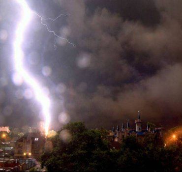 Молния, которая ударила во время бури в Ужгороде в ночь на 22 мая