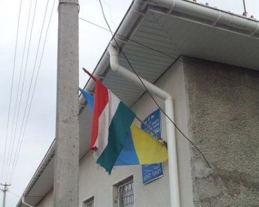 В Закарпатье рядом с украинскими висят венгерские флаги