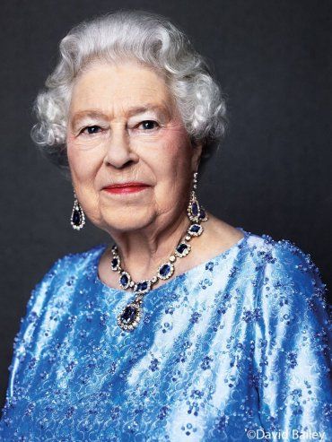 Снимок королевы Елизаветы II облаченной в голубой наряд