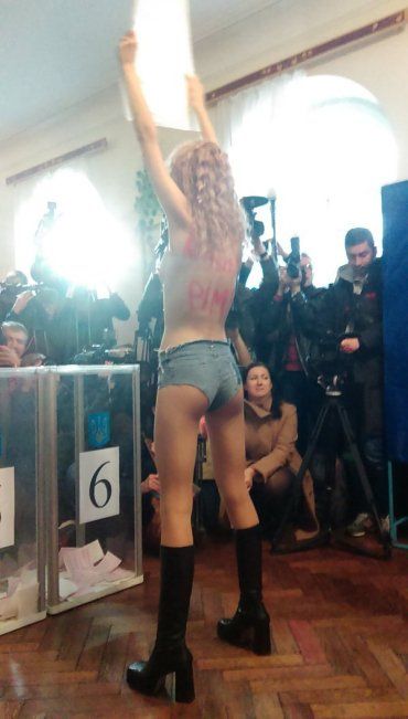Во время голосования мэра неизвестная девушка устроила перед Кличко акцию