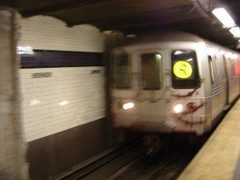 Машинист московского метро на ходу выпал из кабины и погиб