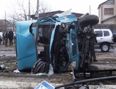 В Луганске маршрутка на большой скорости врезалась в столб