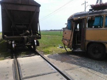 В Каховке автобус столкнулся с товарным поездом