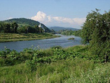 Свой исток река Латорица берёт возле села Латирки Воловецкого района