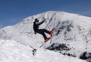 Лыжник сорвался с отвесной скалы в Карпатах и едва не упал