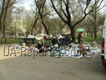 Мусор в Ужгороде возле детских площадок гниет неделями