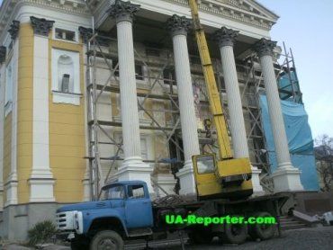 В областном центре Закарпатья по улице Кремлевской продолжается реставрация Крестовоздвиженского Собора