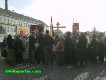Сегодня в Ужгороде возле здания Закарпатской областной администрации на площади Народной в Ужгороде собралась толпа людей