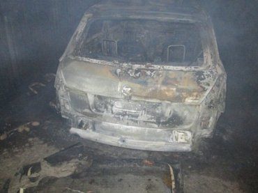 Огнем авто уничтожено полностью