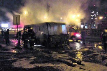 В Киеве во время движения загорелась маршрутка с пассажирами